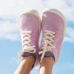 Dos modelos rosa de sambas con el cielo de fondo