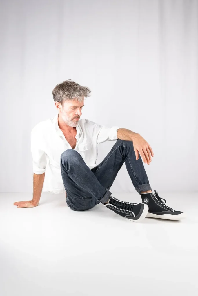 Modelo masculino con calzado barefoot