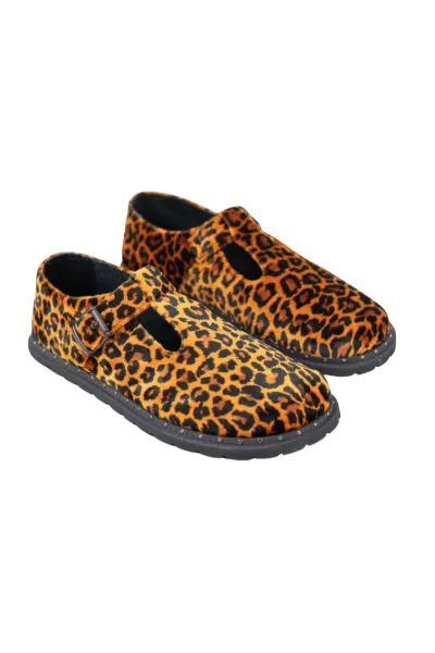 Modelo de calzado con temática animal print
