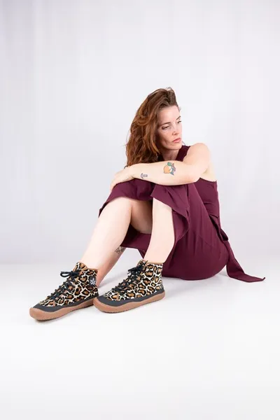 Una modelo posando con las zapatillas barefoot Kalahari
