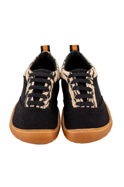 Zapatillas negras y con rayado de cebra
