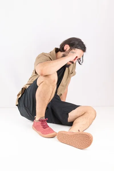 Un modelo sentado con las zapatillas Ruva