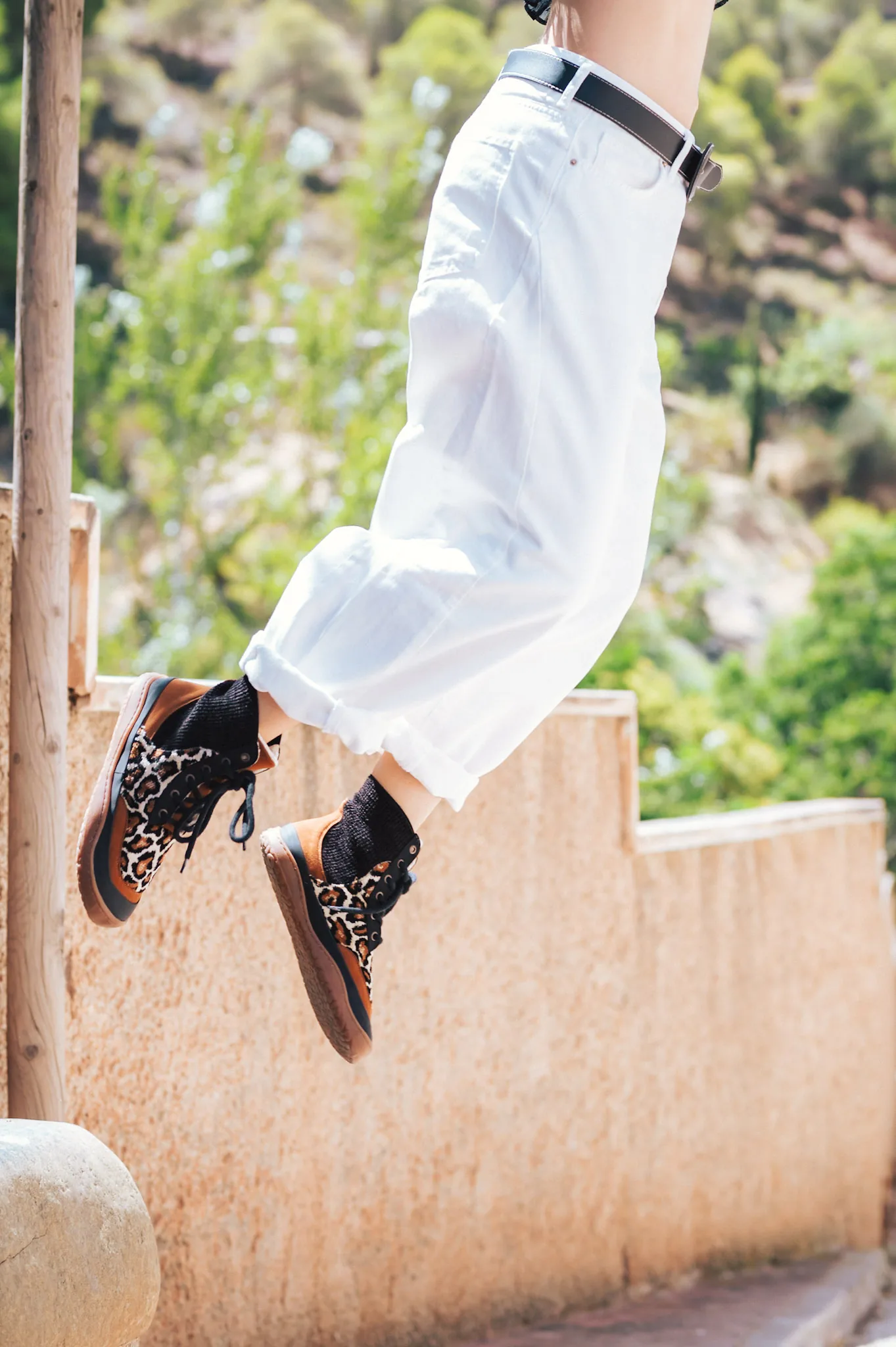 Chelsea barefoot de Sambas, en pleno salto