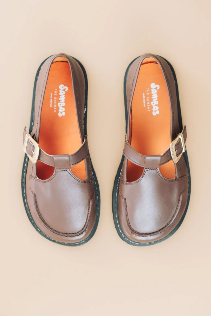Zapatos GEA en Oleatex color cacao vistos desde arriba, con la hebilla dorada