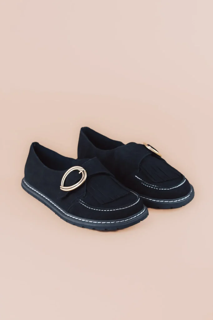 Monk barefoot ERIS en microfibra negra, con flecos y hebilla ovalada dorada