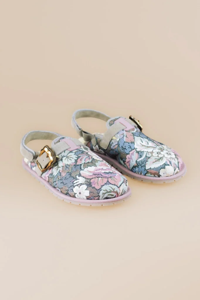 Zueco barefoot FOLK en tejido floral con tonos empolvados