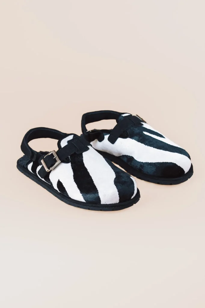 Zueco barefoot KUDU en terciopelo con estampado cebra oversize